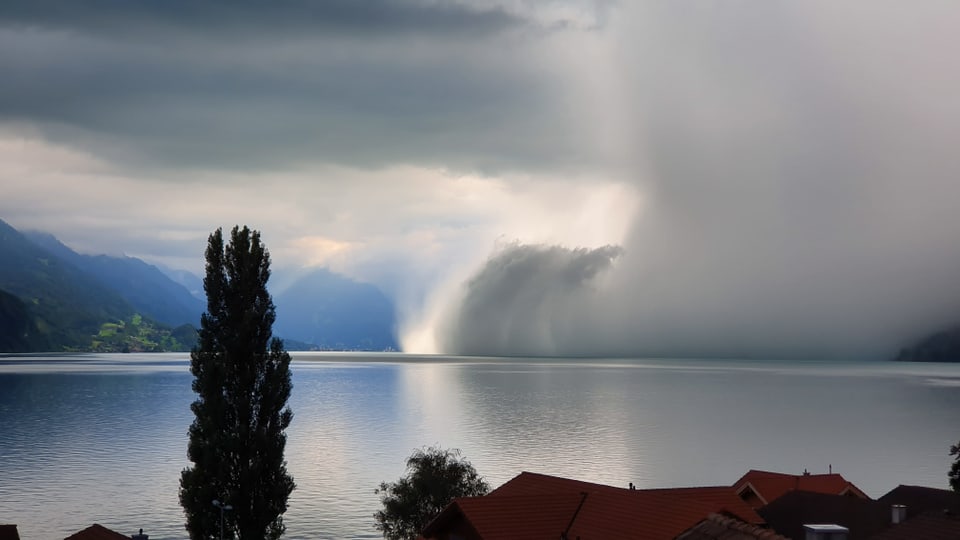 Ein sogenannter Down burst erzeugt über dem Brienzersee eine Wolkenwalze.