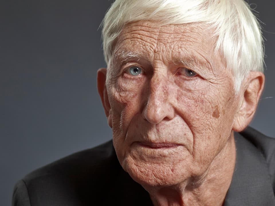 Tomi Ungerer blickt ernst in die Kamera.