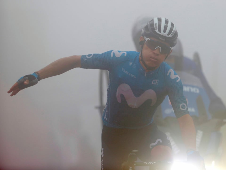 Miguel Angel Lopez kämpft sich durch den Nebel.