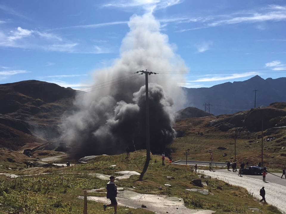 Unfallstelle mit Rauchsäule neben Hospiz auf dem Gotthard