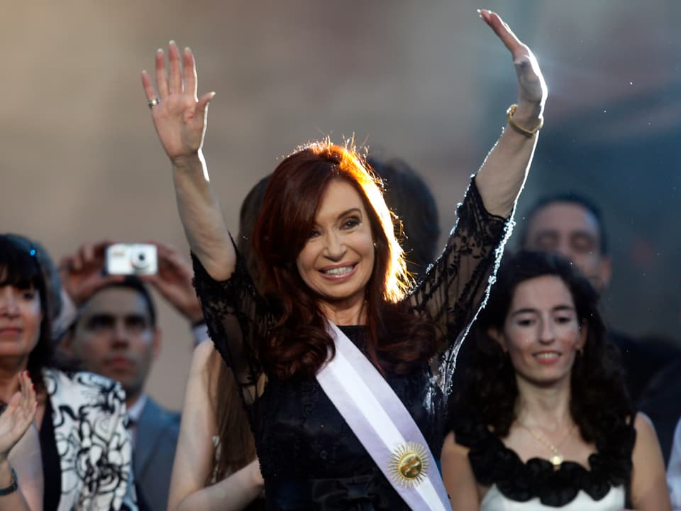 Kirchner winkt Anhängern zu nach Wahlsieg 2011.