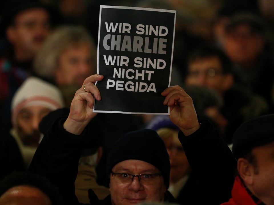 Ein Mann mit Schild «Wir sind Charlie, wir sind nicht Pegida»