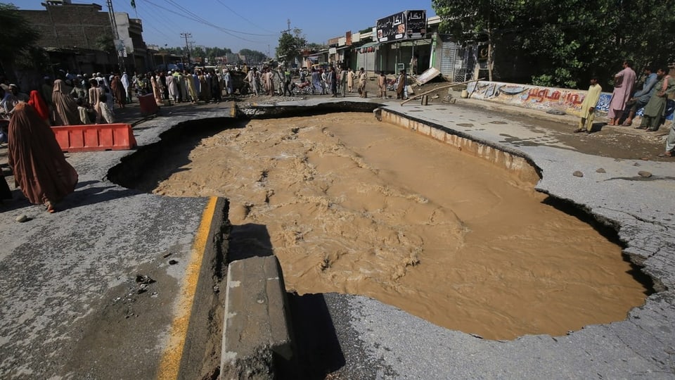 Zerstörte Strasse in der Provinz Khyber Pakhtunkhwa in Pakistan (28. August 2022). 