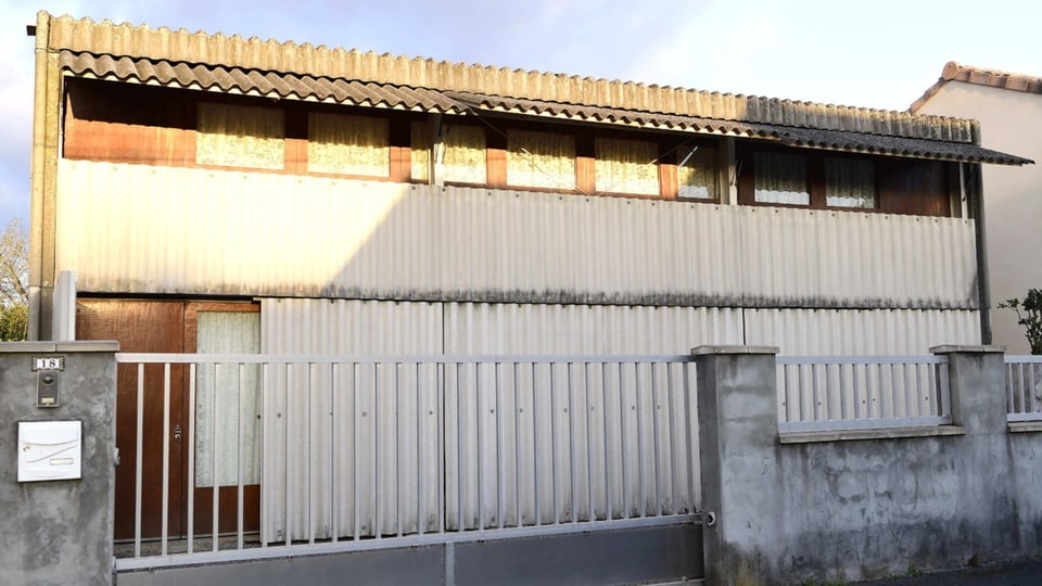 Haus mit grauem Wellblech