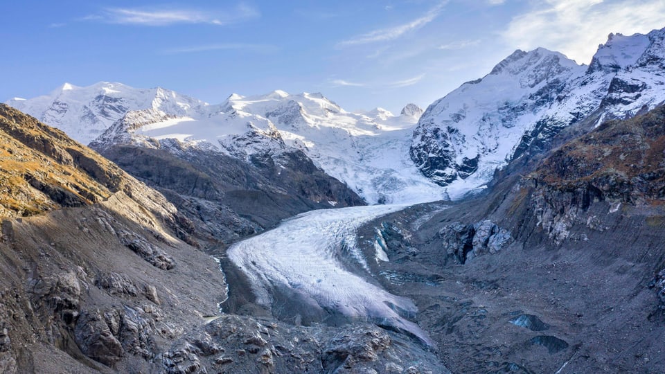 Blick auf den Morteratschgletscher mit verschneiten Bergen im Hintergrund