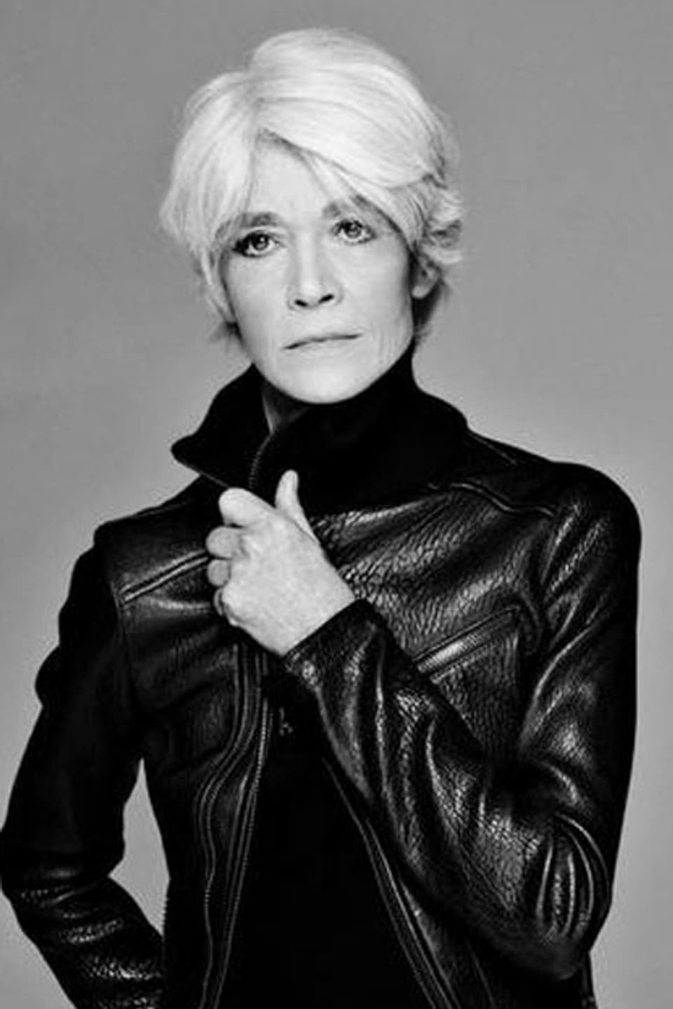Françoise Hardy heute mit enger schwarzer Lederjacke und traurigem Blick.