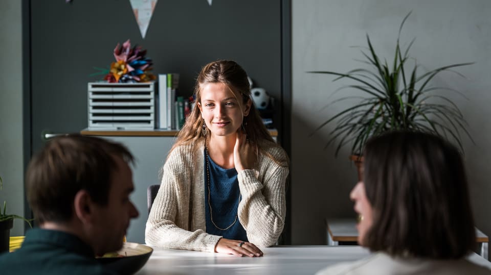 In der Dramedy «Emma lügt» spielt Zoë Pastelle die Lehrerin Frau Preisig.