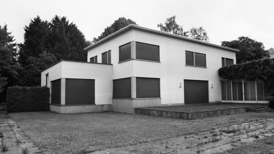 Schwarz-Weiss-Aufnahme eines Hauses
