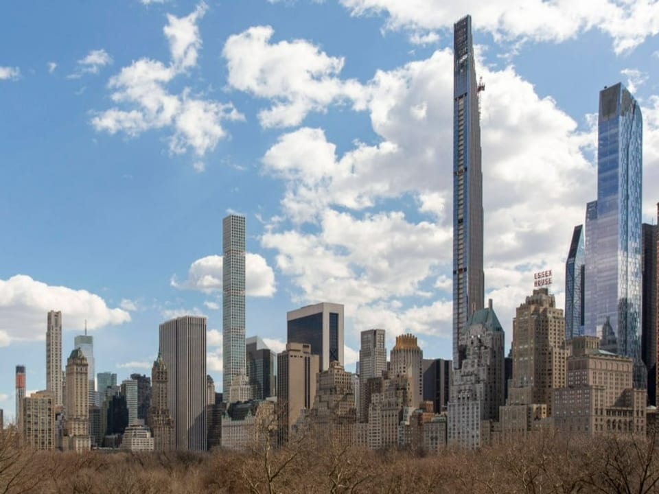 Der Turm ist über 436 Meter hoch und befindet sich in nächster Nähe zum Central Park.  