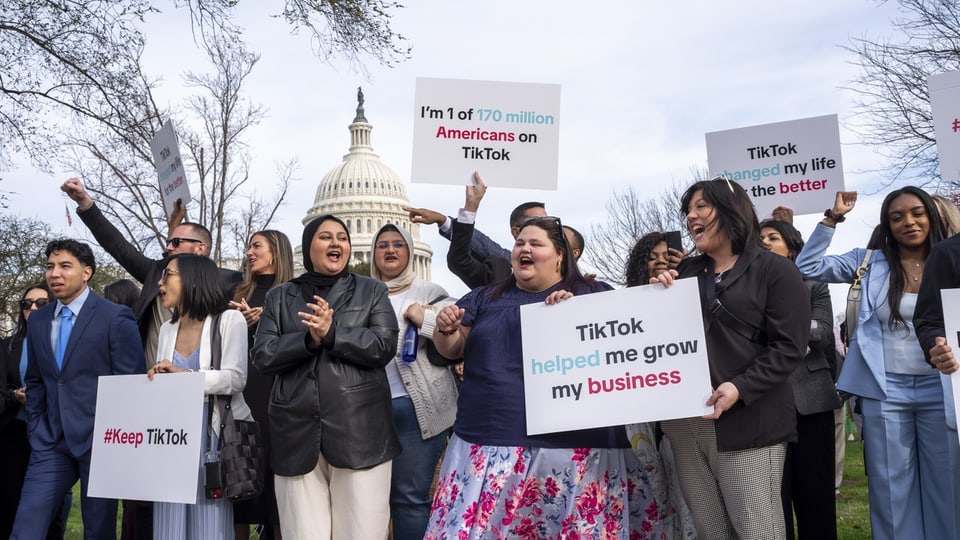 Tiktok-Fans mit Plakaten: Ich bin einer von 170 Millionen Amerikanerin auf Tiktok