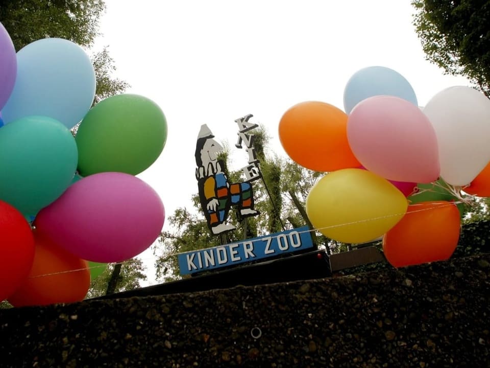 Ballons zieren eine Mauer