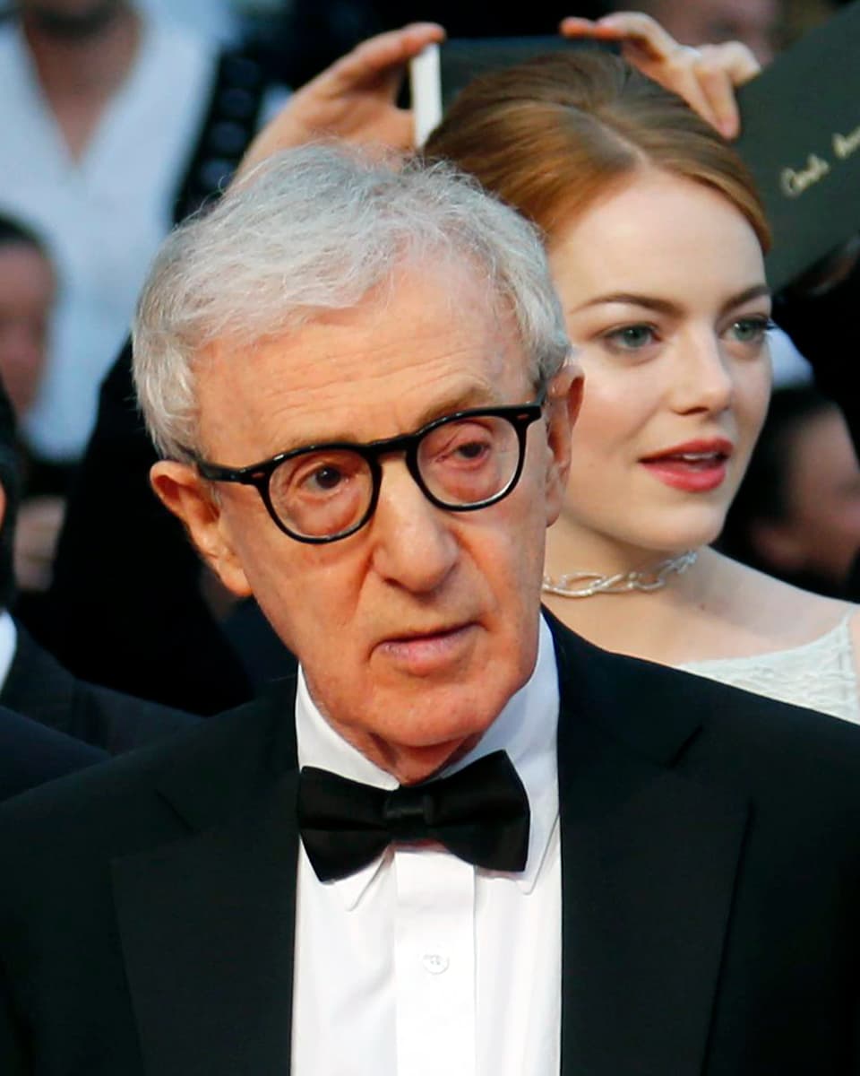 Schauspieler und Filmemacher Woody Allen im schwarzen Anzug mit Fliege, weissem Hemd und Brille.