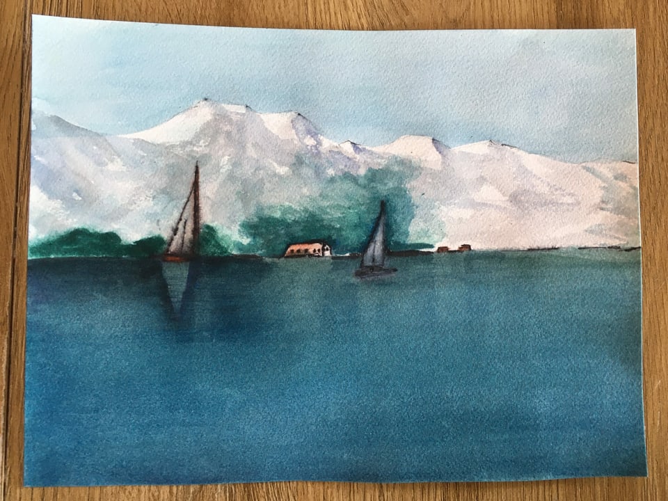 Aquarellbild mit einem See, Schiffe und Berge.