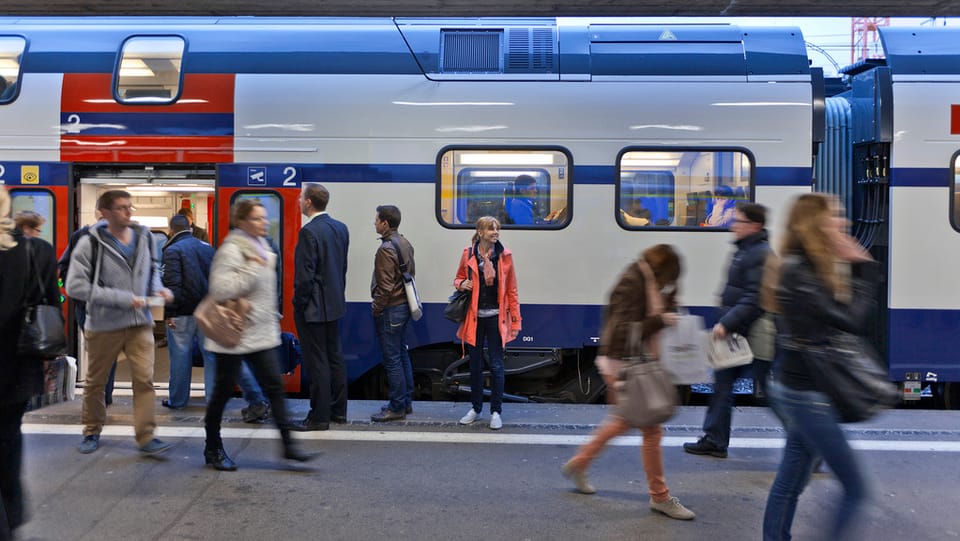 Pendler steigen aus einem S-Bahn-Zug der SBB aus.