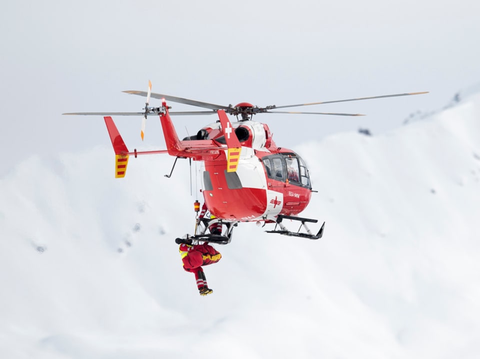 Helikopter transportiert Lara Gut ab