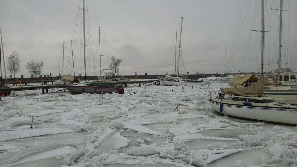 Der Hafen von Yvonand am Neuenburgersee war am 16. Februar 2012 dick zu gefroren.