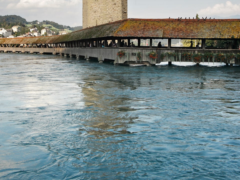 Die Kapellbrücke in Luzern beim Hochwasser im August 2005.