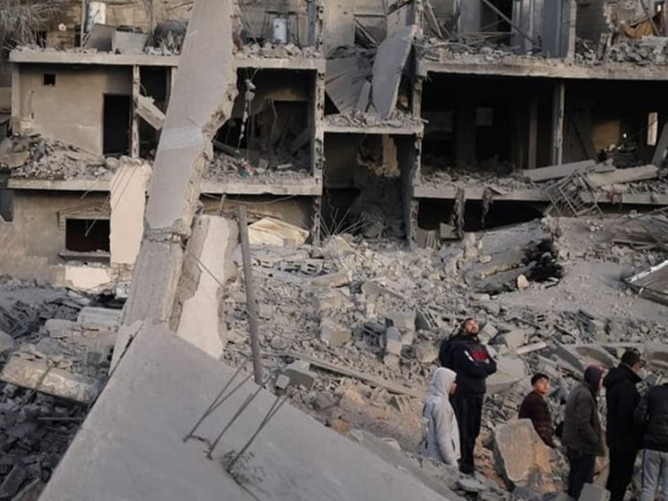 Palästinenser stehen vor zerstörten Gebäuden in Rafah im südlichen Gazastreifen.