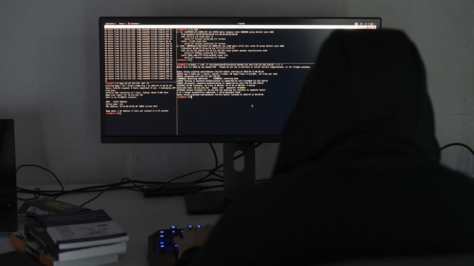 Hacker vor Computer