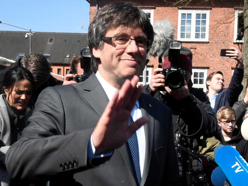 Carles Puigdemont stellt sich nach seiner Freilassung den Medien.