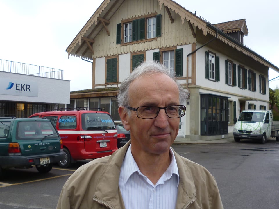 Gemeindepräsident Fritz Brönnimann vor dem ehemaligen Hotel Bon Séjour in Zimmerwald