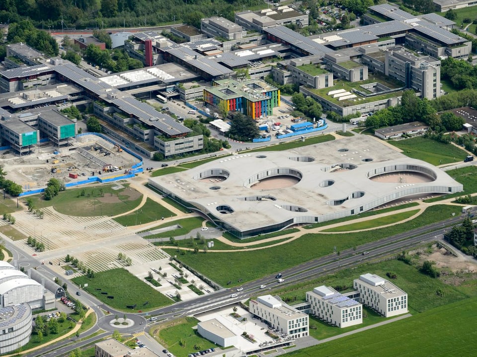 Luftaufnahme auf die Gebäude der EPFL.