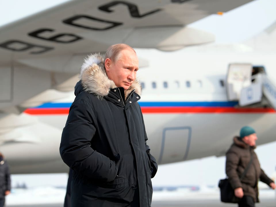 Putin vor der Präsidentenmaschine in einem Wintermantel.