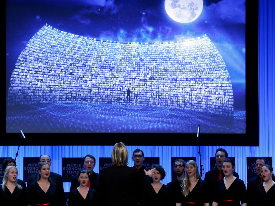 Davoser Chor, im Hintergrund die Internet-Teilnehmer