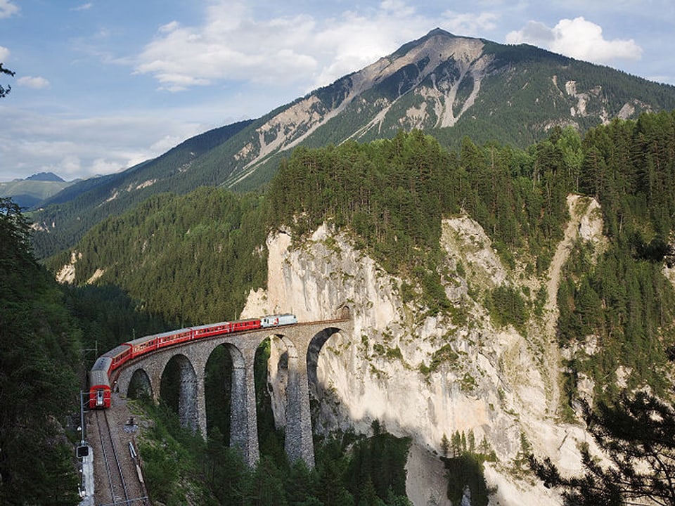 Das Landwasserviadukt im Netz der Rhätischen Bahn nahe Filisur ist eine Steinbogenbrücke von 142 Metern Länge.