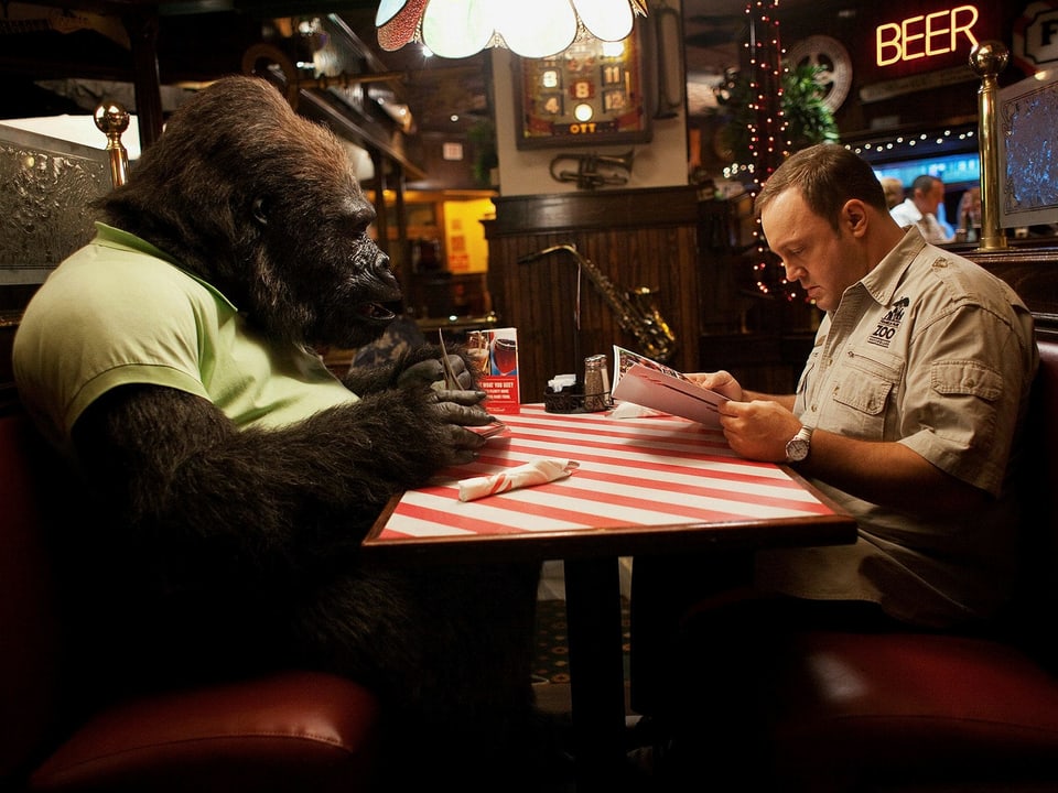 Kevin James unterhält sich in einer Bar mit einem Gorilla in Menschenkleidern