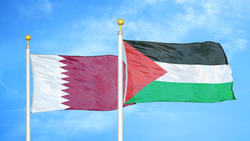Die Flaggen von Katar und Palästina.