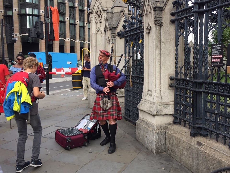 Ein Schotte spielt auf dem Dudelsack die Europahymne.
