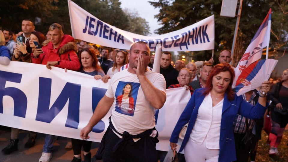 Proteste der bosnisch-serbischen Opposition gegen eine angeblich manipulierte Wahl in Banja Luka.