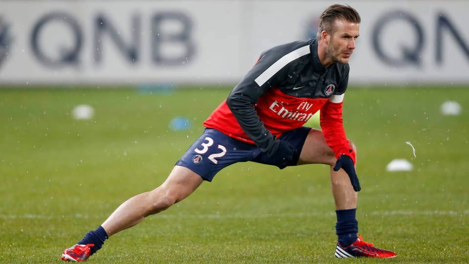 David Beckham mit leichtem Stretching vor Spielbeginn.