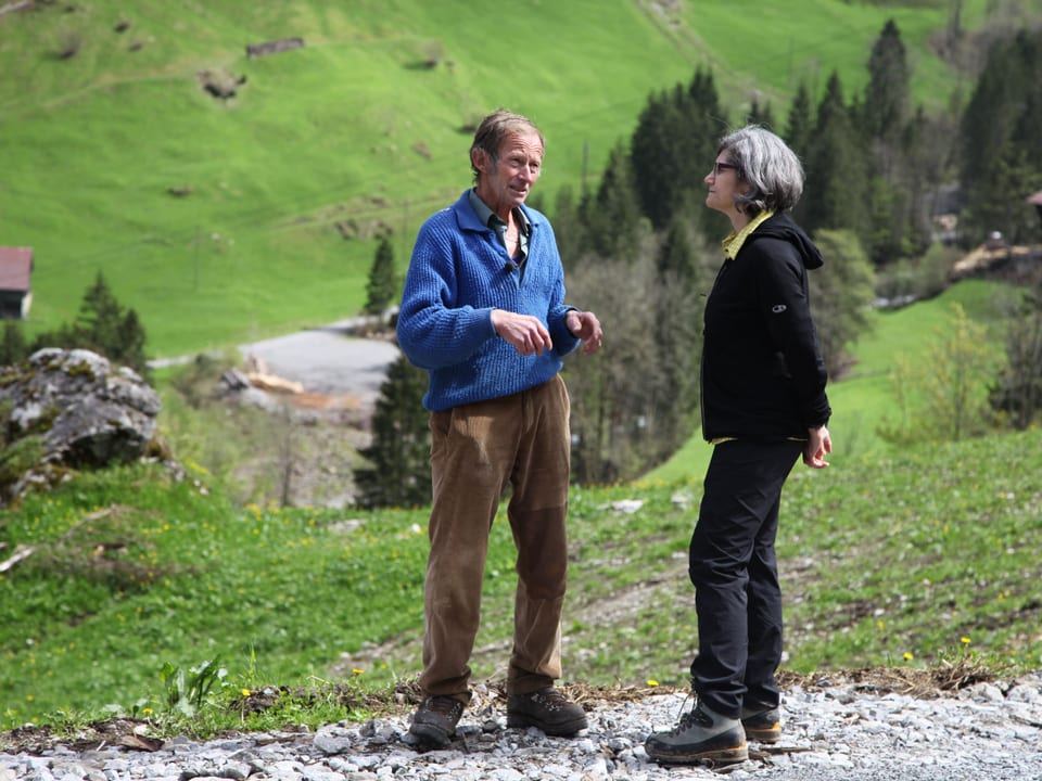 Bergbauer Sepp Arnold und Redaktorin Marianne Erne besprechen sich. 