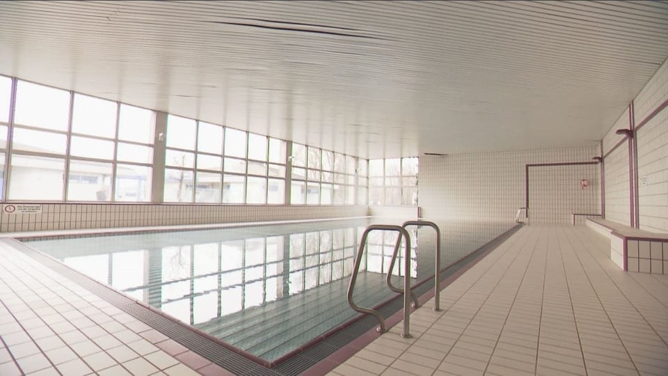 Hallenbad Lachen geschlossen - Die Decke des Schwimmbades droht