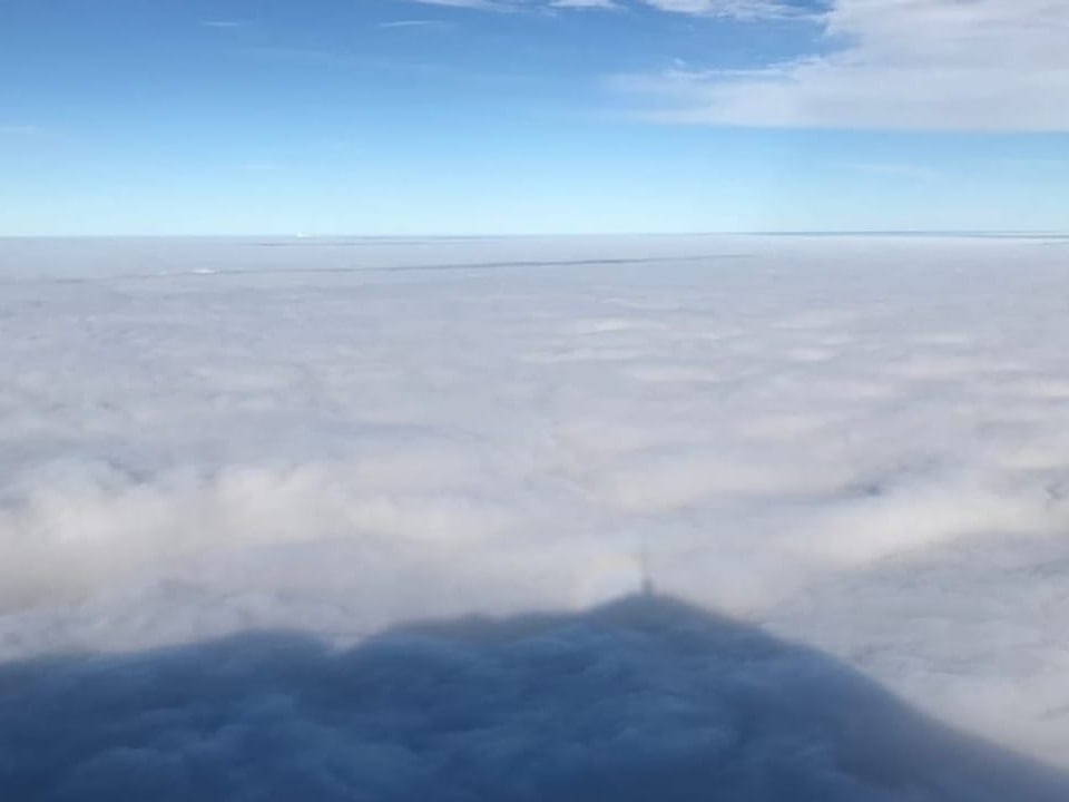 Blick auf eine unendlich grosses Nebelmeer mit dem Schatten der Rigi