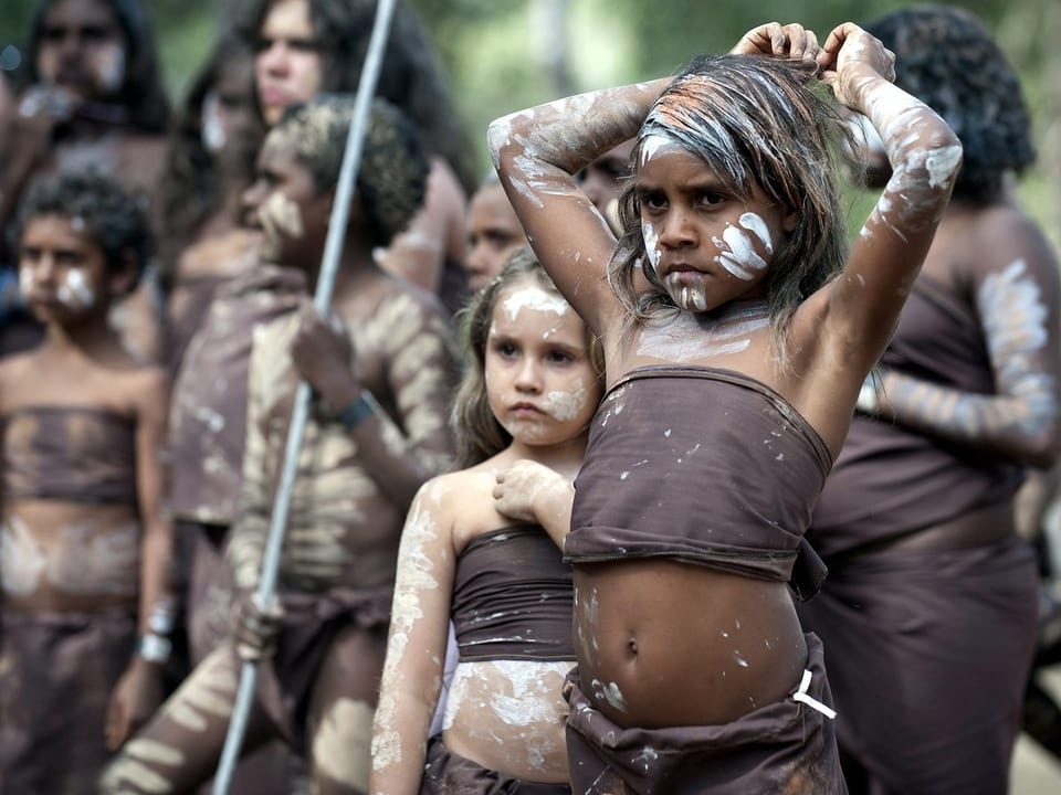 Ein indigenes Mädchen mit Körperbemalung.