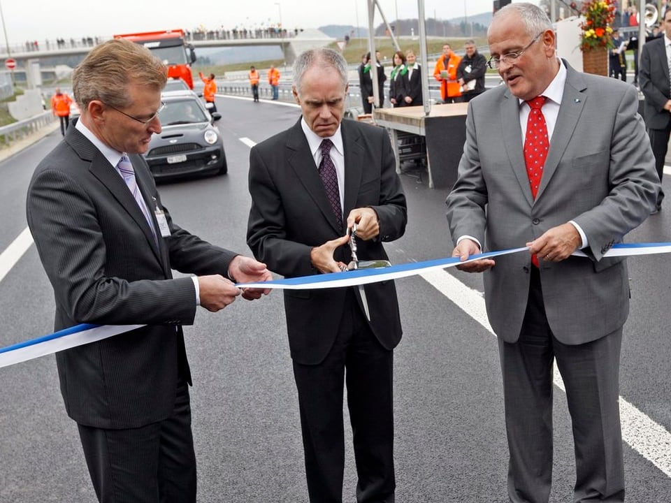 Bundesrat Moritz Leuenberger eröffnet am 13. November 2009 die Autobahn A4 durch das Knonaueramt.