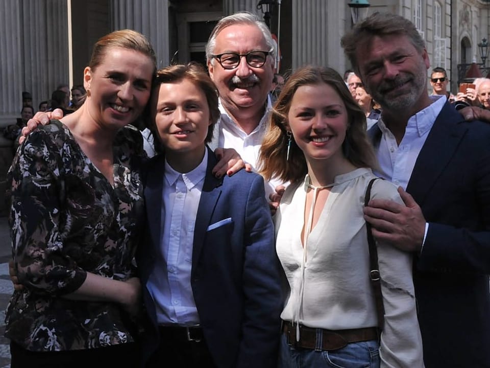 Mete Frederiksen zusammen mit ihren beiden Kindern und ihrem Partner. 