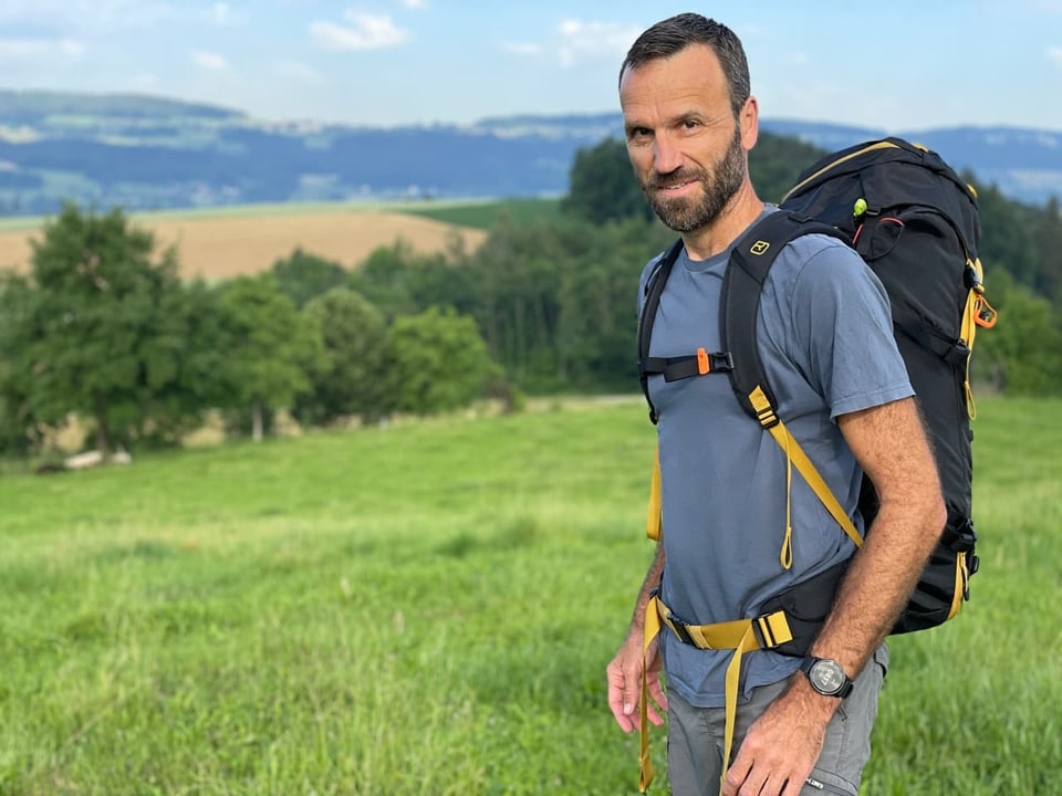 Matthias Rusch mit Wanderrucksack.