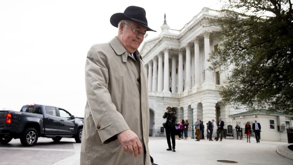Kenneth Starr läuft vor dem US-Kapitol in Washington vorbei.