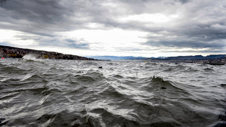 Wellen auf dem Zürichsee wegen des Sturms Niklas.