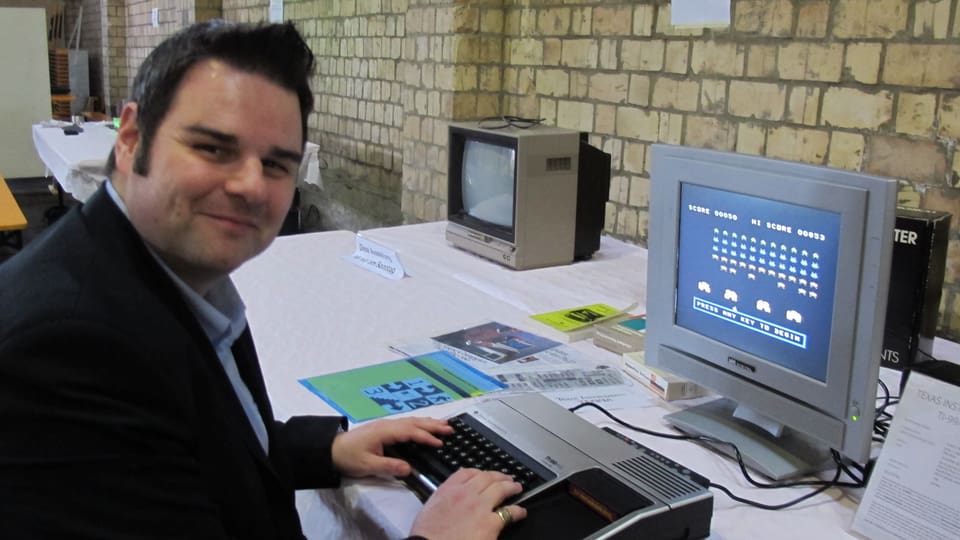 Aussteller Michael Gisiger präsentiert einen Computer von Texas Instruments TI-99/4A.
