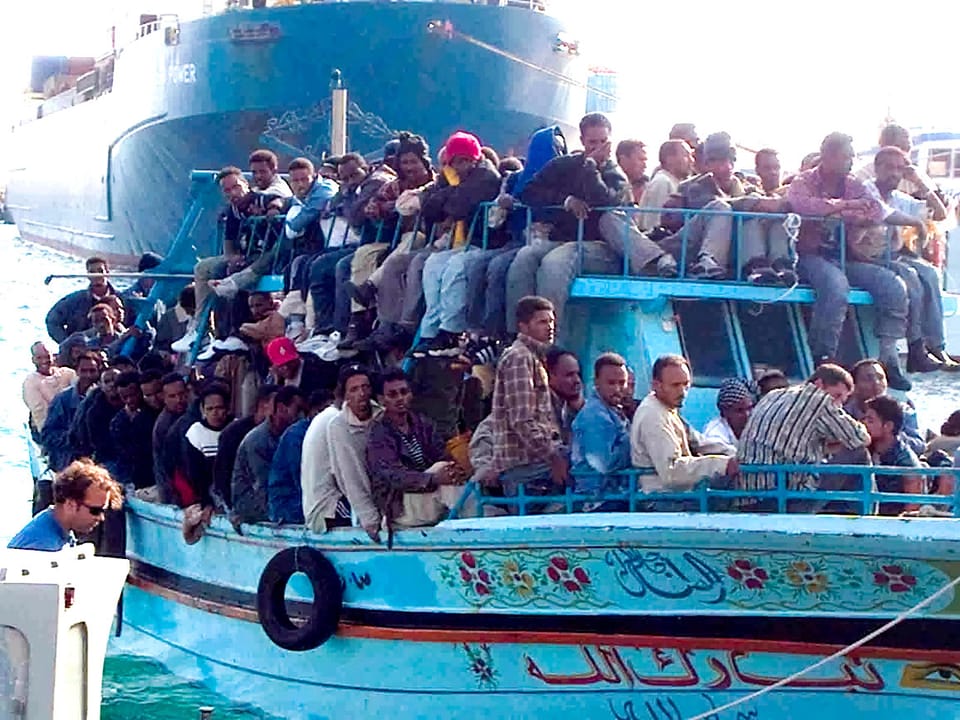 Ein Flüchtlingsboot voller junger Männer.