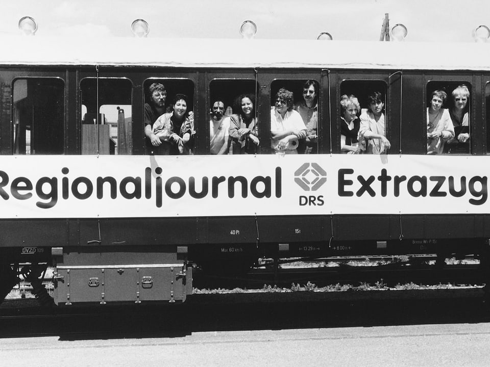 Eisenbahnwagen mit Beschriftung «Regionaljournal Extrazug».