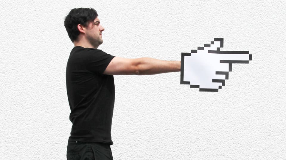 Ein Mann zeigt in eine Richtung. Seine Hand ist eine digitale Mickey-Maus-Hand.