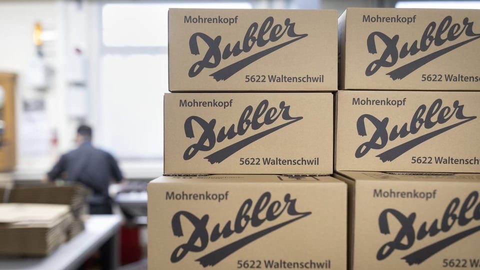 Aufgestapelte Schachteln der Firma Dubler