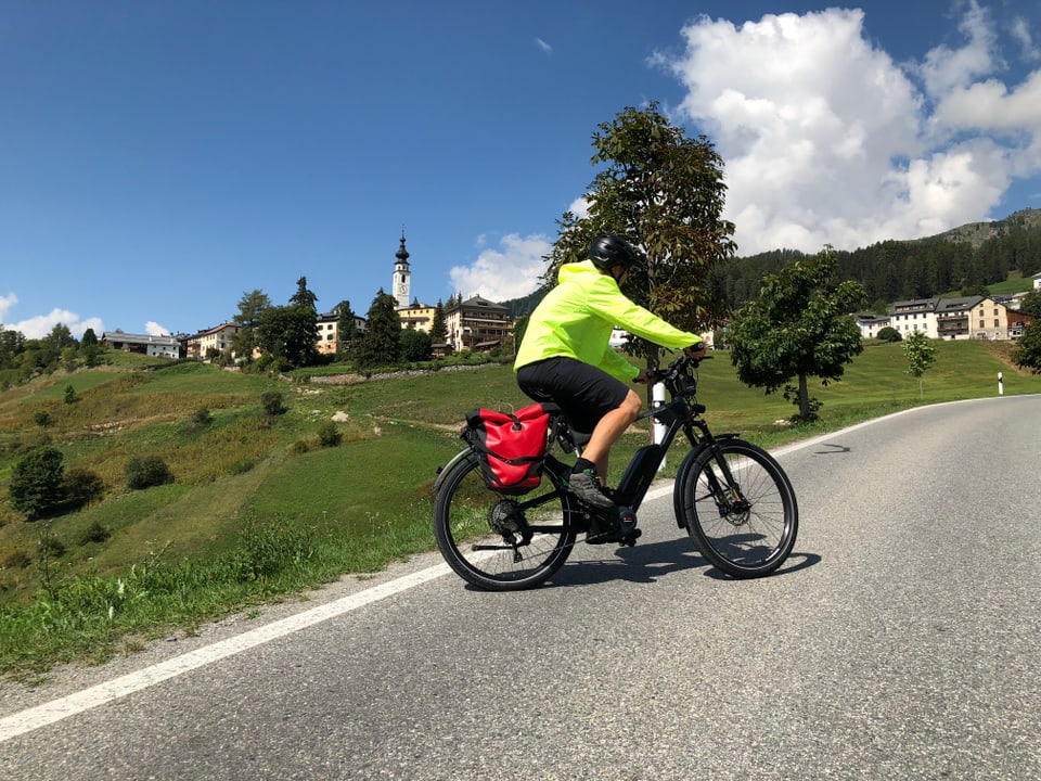 Reto Scherrer fäht mit dem E-Bike den Berg hoch.