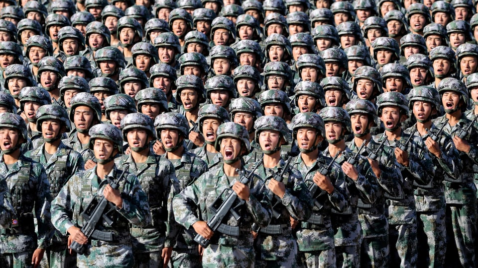 Chinesische Soldaten marschieren auf einer Trainingsbasis nahe der Mongolei (July 2017)